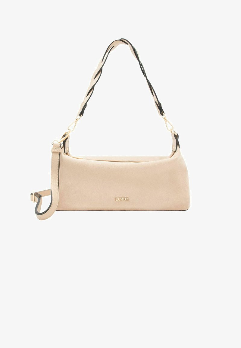 Bolso de mano de cuero beige claro con una forma rectangular y elegante. Cuenta con un logotipo en tono dorado, una correa retorcida en negro y beige, y un cierre de cremallera.