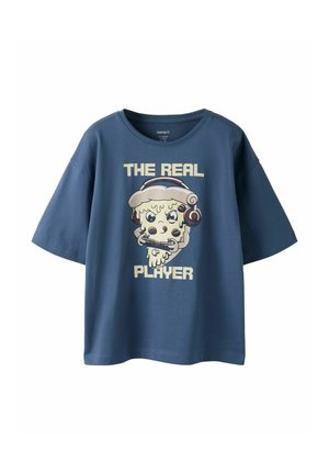 Blauw T-shirt met korte mouwen met een cartoon pizzapunt die een koptelefoon draagt en een gamecontroller vasthoudt, tekst "THE REAL PLAYER" op de voorkant.