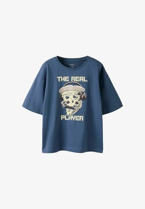 Blauw T-shirt met korte mouwen met een cartoon pizzapunt die een koptelefoon draagt en een gamecontroller vasthoudt, tekst "THE REAL PLAYER" op de voorkant.