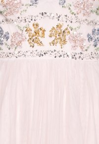 Vestido bordado en suave tela rosa que presenta lentejuelas florales en colores pastel y acentos metálicos, con una falda de tul en capas.