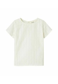 Blusa bianca a maniche corte con tessuto testurizzato, caratterizzata da motivi verticali e scollatura rotonda, e un'apertura a chiave sul retro.