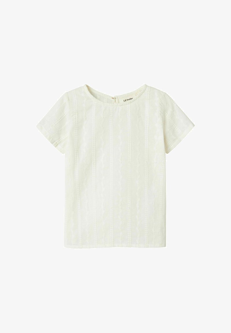 Blusa bianca a maniche corte con tessuto testurizzato, caratterizzata da motivi verticali e scollatura rotonda, e un'apertura a chiave sul retro.