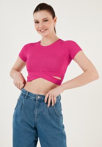 LELA SLIM FIT  - Tričko s potlačou - fuchsia