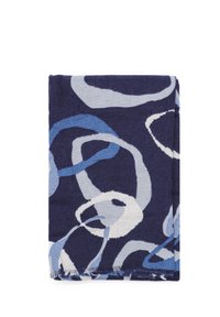 Sciarpa di cotone blu navy con motivi circolari astratti di blu chiaro e bianco. I bordi sono frangiati, creando un effetto di texture.
