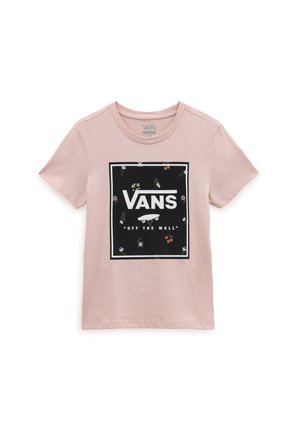 Lyserød T-shirt med korte ærmer og et sort Vans-logo i form af en firkant, der viser et skateboard samt små blomster- og frugtaccenter.