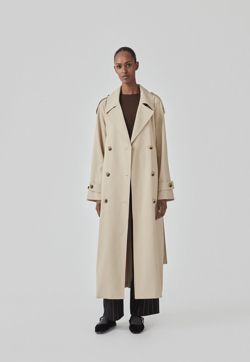 Modström - EVIE JACKET - Šineļveida mētelis - powder sand, Palielināt
