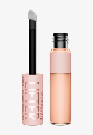 Der Maybelline Lifter Full Coverage Serum Concealer verfügt über einen rosafarbenen zylindrischen Behälter mit einer schwarz-weißen Applikatorspitze. Klarglas-Akzent.