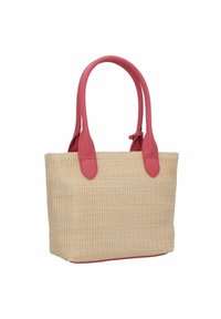 Bolso tote de paja beige con acabado texturizado, acompañado de asas de cuero rosa suave. Forma rectangular con acentos en contraste en la parte superior.