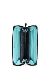 Peněženka na zip s tyrkysovým interiérem, černým vnějším povrchem, několika přihrádkami a vzorovanou podšívkou pro organizaci.