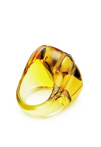 Przezroczysty żółty pierścionek z żywicy o gładkim, organicznym kształcie i nieco grubym pasku. Posiada kolorowy akcent w formie kamienia ozdobnego na wierzchu.