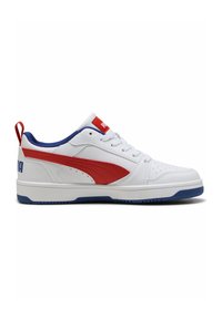 Baskets blanches avec un logo Puma rouge, des accents bleus, des détails perforés sur le bout et une semelle en caoutchouc texturée.