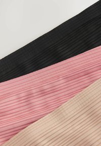 Trois bandes de tissu en noir, rose et beige, chacune affichant une texture côtelée verticale et une largeur constante sur les bandes.
