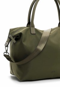 Borsa verde oliva realizzata in materiale morbido, dotata di due manici, una tracolla removibile e una chiusura con cerniera in metallo argentato.