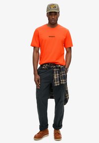 Superdry & Co MICRO LOGO GRAPHIC LOOSE - Camiseta estampada - bold orange