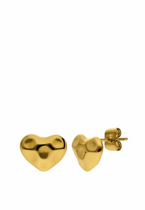 Kleine gouden oorstekers in hartvorm met vlindersluiting op een witte achtergrond.
