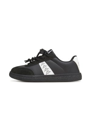 Schwarz-weißer Sneaker mit schwarzen Schnürsenkeln, weißem Seitenstreifen mit wiederholtem Logo und strukturierter schwarzer Sohle.