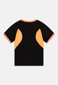 Camiseta de manga corta en tela negra con acentos naranjas. Paneles de malla a los lados y un ribete naranja alrededor del escote.