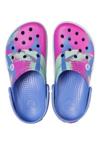 Kleurige sandalen met een combinatie van roze, blauw en groene patronen. Gemaakt van rubber met ventilatiegaten en een textuur in de voetbedden.