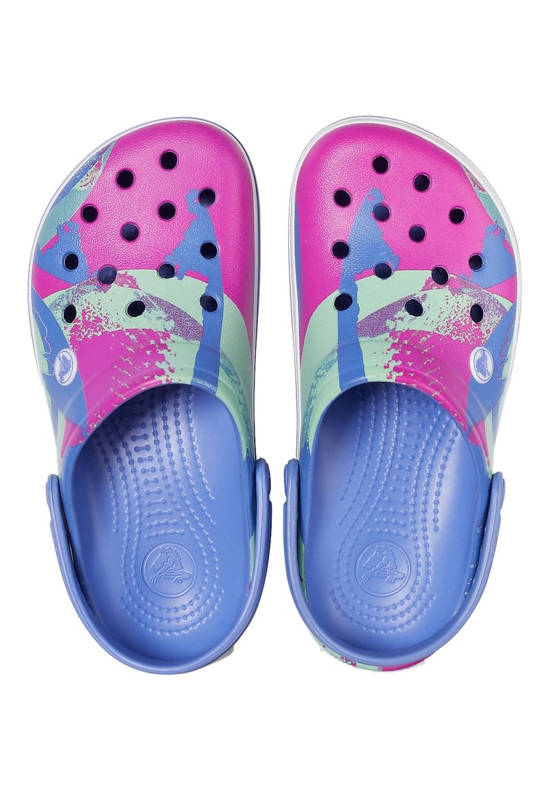 Kleurige sandalen met een combinatie van roze, blauw en groene patronen. Gemaakt van rubber met ventilatiegaten en een textuur in de voetbedden.