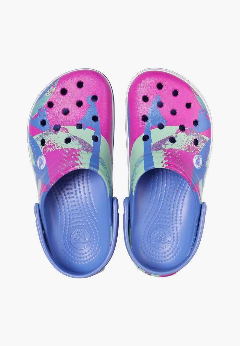 Kleurige sandalen met een combinatie van roze, blauw en groene patronen. Gemaakt van rubber met ventilatiegaten en een textuur in de voetbedden.