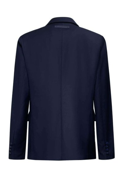 Giacca blu marino con texture liscia, uno sfogo singolo e dettagli con quattro bottoni sulle maniche. Collo standard e vestibilità su misura.