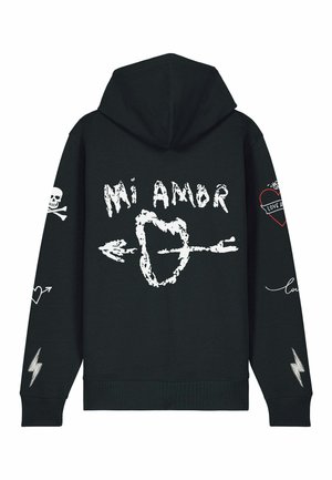Haut à capuche noir avec des impressions graphiques blanches et rouges, y compris "Mi Amor", un cœur, des flèches, une tête de mort et des accents d'éclair. Doux, d'épaisseur moyenne.