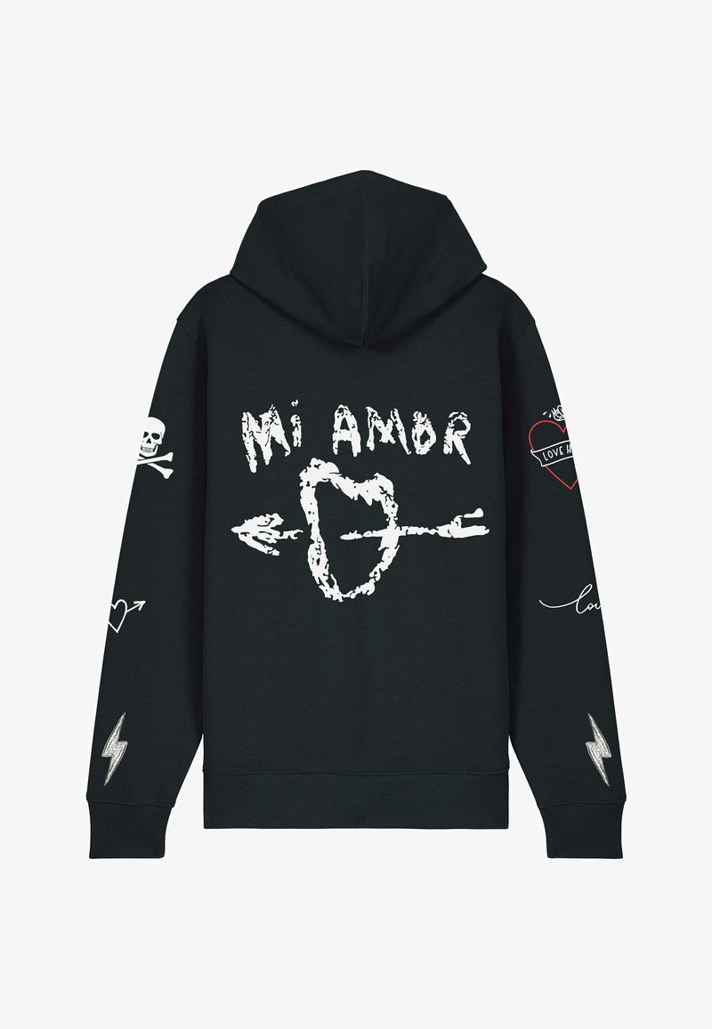 Crna dukserica s bijelim i crvenim grafičkim printovima, uključujući "Mi Amor", srce, strijele, lubanju i ukrase munje. Mekana, srednje debljine.