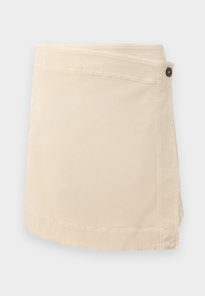 Μπεζ τζιν φούστα τύπου wrap με ίσια γραμμή, κλείσιμο με κουμπί στο πλάι και εμφανείς ραφές κατά μήκος του τελειώματος.