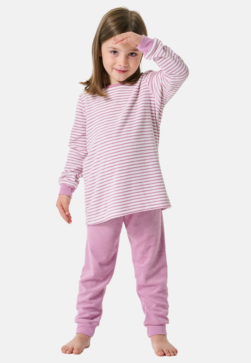 Gestreiftes Langarmoberteil in Rosa und Weiß mit lockerer Passform; weiche, rosa Fleece-Hose mit Bündchen an den Knöcheln; barfuß stehendes Kind posiert.