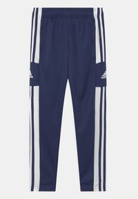 Marineblauwe sportbroek met witte zijkanten, elastische tailleband, zijzakken en een Adidas-logo op de linkse zak. Soepele textuur.