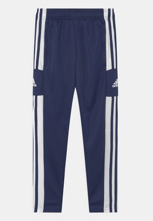 Marineblaue Sporthose mit weißen Seitenstreifen, elastischem Bund, Seitentaschen und einem Adidas-Logo auf der linken Tasche. Glatte Textur.
