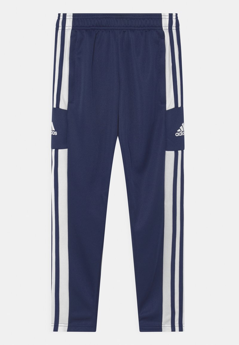Marineblauwe sportbroek met witte zijkanten, elastische tailleband, zijzakken en een Adidas-logo op de linkse zak. Soepele textuur.