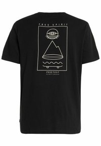 T-shirt en coton noir avec un motif imprimé blanc représentant un soleil, une montagne et des vagues. Le texte indique « FREE SPIRIT » et « PROTEST SPORTSWEAR ».