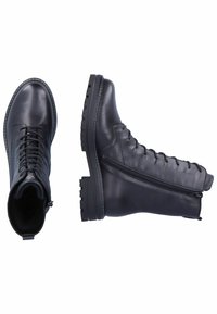 Zwarte leren enkelboots met een ronde neus, vetersluiting aan de voorkant en een rits aan de zijkant. Voorzien van een gestructureerde zool voor grip en contrasterende stiksels.
