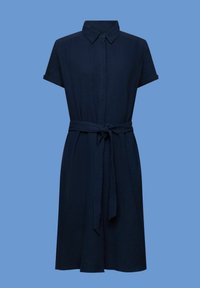 Abito camicia blu navy con maniche corte, chiusura frontale a bottoni e cintura in vita. Realizzato in tessuto testurizzato con vestibilità rilassata.