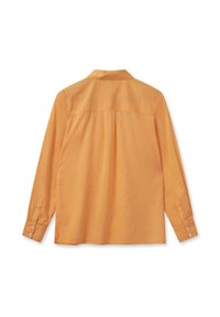 Camisa de manga larga en un vibrante color naranja, hecha de tela ligera. Presenta un cuello, puños abotonados y un canesú con pliegues para agregar textura.
