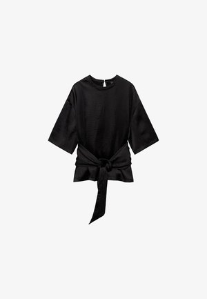 Zwart shirt met een ronde hals, korte mouwen en een zachte textuur; heeft een gestrikt taille-detail aan de voorkant voor een gestructureerde silhoutte.