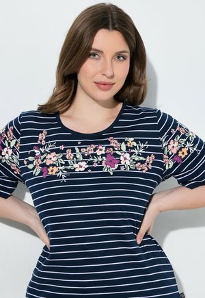 Ulla Popken, FLORAL STRIPE TWO PIECE PAJAMA SET - Nattøj sæt - midnight blue