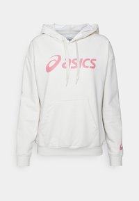 Bílá mikina s kapucí vyrobená z měkké látky, na přední straně s velkým růžovým logem "asics" a klokaní kapsou.