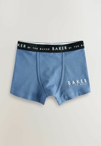 Mėlyni medvilniniai bokseriai su juodu elastingu juosmeniu, ant kurio yra baltas tekstas "BAKER by TED BAKER" ir logotipo dizainas šone.