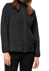 Svart fleecetröja med dragkedja framtill, hög krage, långa ärmar och två sidofickor; slät yta och figursydd design.