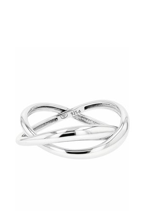 Anneau en argent en forme d'infini avec une surface lisse et polie et un poinçon "925" en argent sterling à l'intérieur de l'anneau.