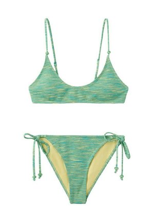 Ensemble bikini deux pièces en tissu texturé aux teintes vertes et jaunes, avec des côtés réglables noués sur le bas et de fines bretelles sur le haut.