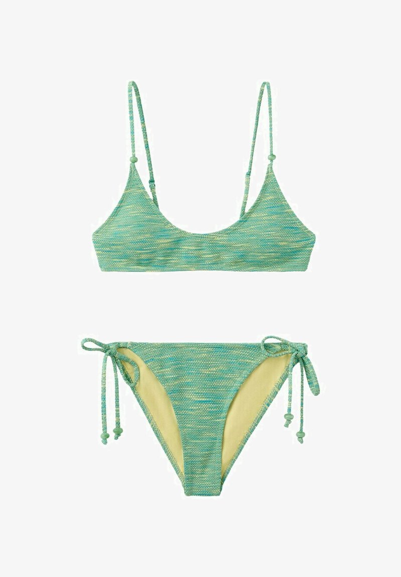 Ensemble bikini deux pièces en tissu texturé aux teintes vertes et jaunes, avec des côtés réglables noués sur le bas et de fines bretelles sur le haut.