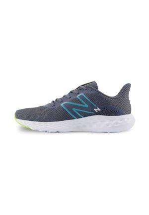 Scarpa da corsa New Balance grigia e verde acqua con suola imbottita bianca e accenti verde neon sulla punta, su sfondo bianco.
