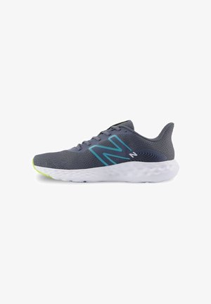 Scarpa da corsa New Balance grigia e verde acqua con suola imbottita bianca e accenti verde neon sulla punta, su sfondo bianco.