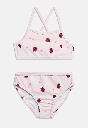 Costum de baie pentru copii în două piese, de culoare roz deschis, cu imprimeuri de buburuză roșie și inimioare roz, având un top cu spate încrucișat și chiloți de bikini asortați.