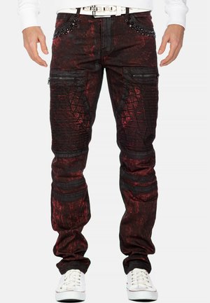 Rode en zwarte broeken voor heren met een versleten afwerking, met ritszakken, gestructureerde accenten en studs op de tailleband. Van een katoenmix.