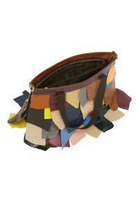 Multifarvet lædertotebag med forskellige formede læderlapper, en brun lædertrim, dobbelt håndtag og et åbent topdesign.