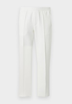 Weiße, gerade geschnittene Hosen mit elastischem Bund und vorderen Bügelfalten, an einem neutralen Hintergrund hängend präsentiert.